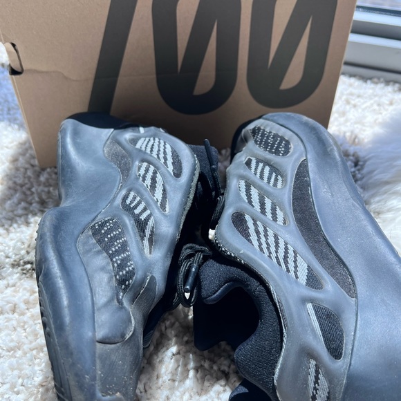 50% OFF - adidas Yeezy 700 V3 Dark Glow (unisex) - Picture 4 of 5